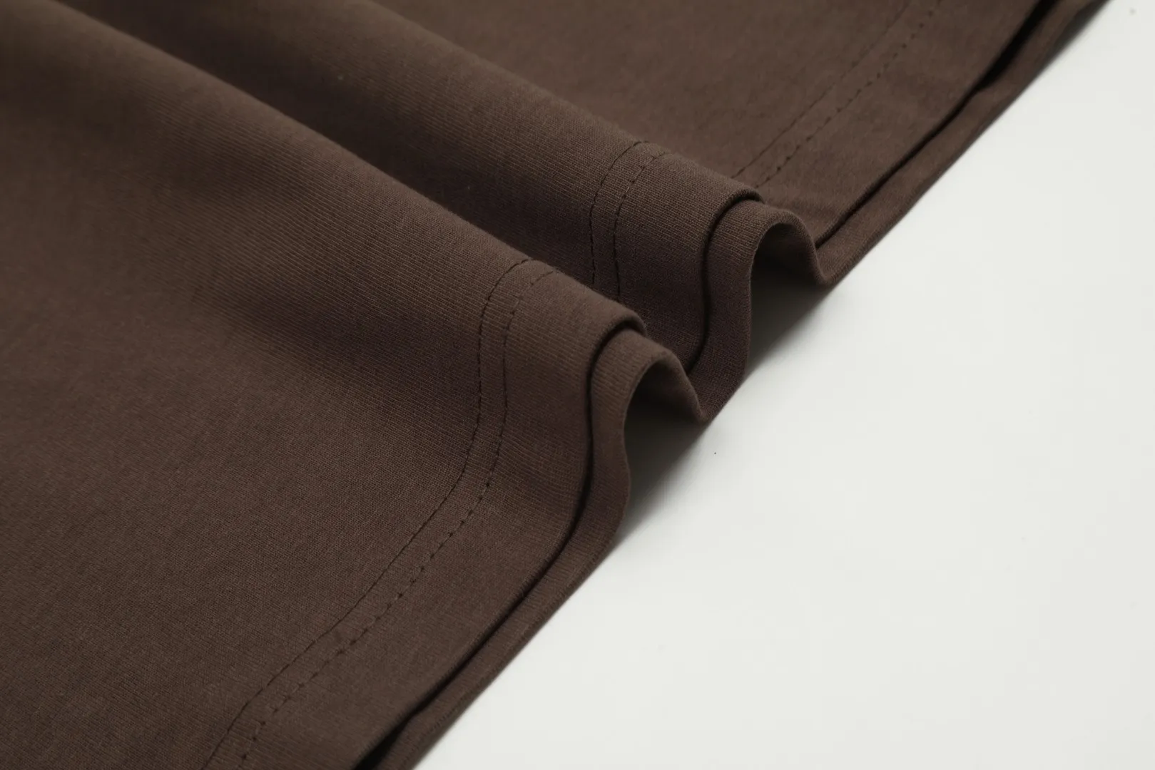 vivienne west wood Queen Mother West Jingdong Maillard color matching small label embroidered short-sleeved color matching high-end niche fashionable must-have matching style 2024 top hot style No need to say more details directly open the full range of correct accessories every detail is completely restored and directly filled up Size: XS-L Color: coffee apricot